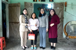 Công ty CP Kinh doanh than Cẩm Phả - Vinacomin và Hội LHPN Thành phố thăm, tặng quà Tết cho phụ nữ có hoàn cảnh khó khăn