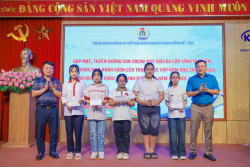 Công đoàn Công ty CP kinh doanh than Cẩm Phả - Vinacomin trao thưởng và tặng quà con CBCNV nhân dịp khai giảng năm học mới