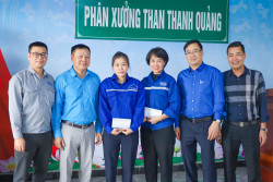 Công ty CP Kinh doanh than Cẩm Phả - Vinacomin tổ chức thăm hỏi, tặng quà nữ công nhân viên có hoàn cảnh khó khăn nhân dịp Ngày Quốc tế phụ nữ 8/3