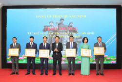 Đảng bộ Công ty Cổ phần Kinh doanh than Cẩm Phả - Vinacomin vinh dự nhận khen thưởng tại Hội nghị tổng kết công tác Tuyên giáo – Dân vận năm 2025 của Đảng bộ Than Quảng Ninh.