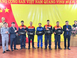 Công Ty Cp Kinh Doanh Than Cẩm Phả - Vinacomin Tặng Quà CBCNV Phân Xưởng Vận Tải Hoàn Thành Xuất Sắc Nhiệm Vụ Tháng 12/2025