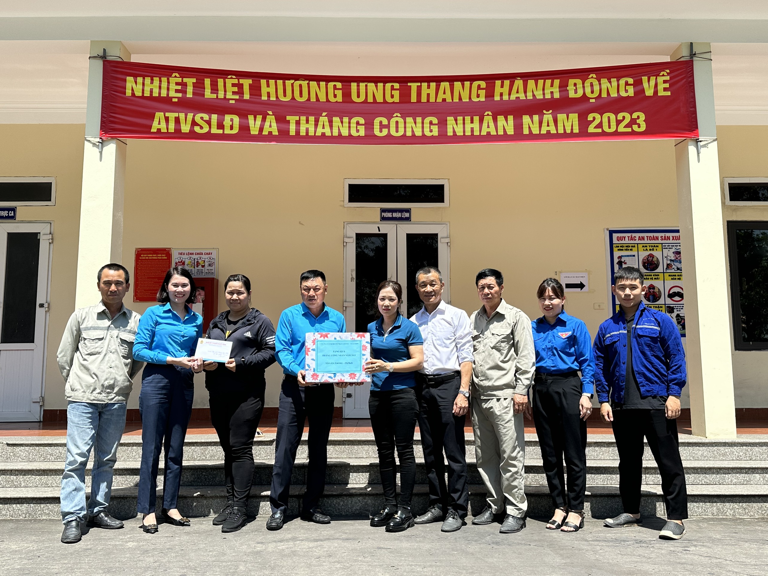 Công đoàn Công ty CP Kinh doanh than Cẩm Phả phối hợp tổ chức thăm, tặng quà Tháng công nhân năm 2023