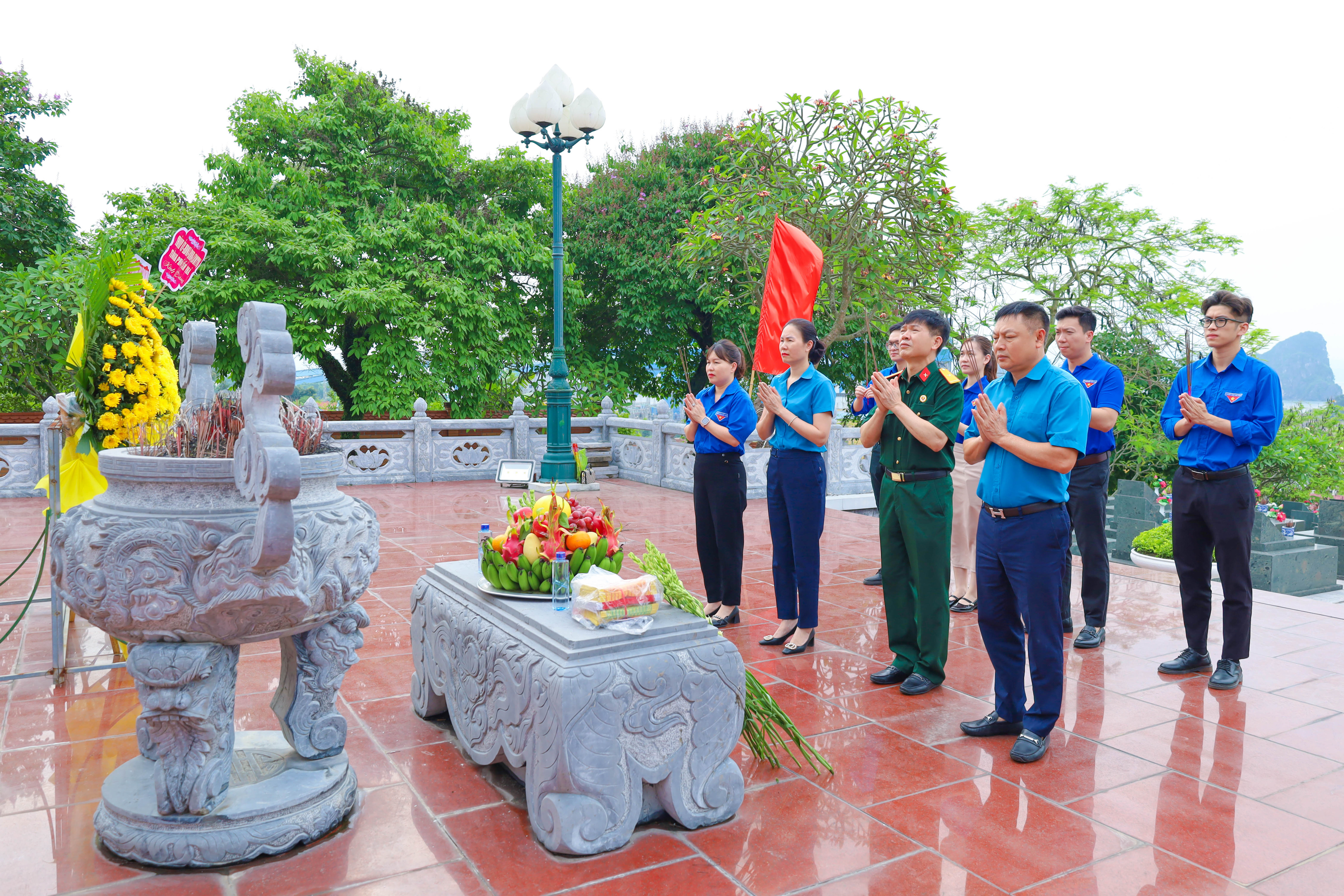 Công ty Cổ phần Kinh doanh than Cẩm Phả - Vinacomin viếng nghĩa trang Liệt sĩ nhân kỷ niệm 70 năm Chiến thắng Điện Biên Phủ