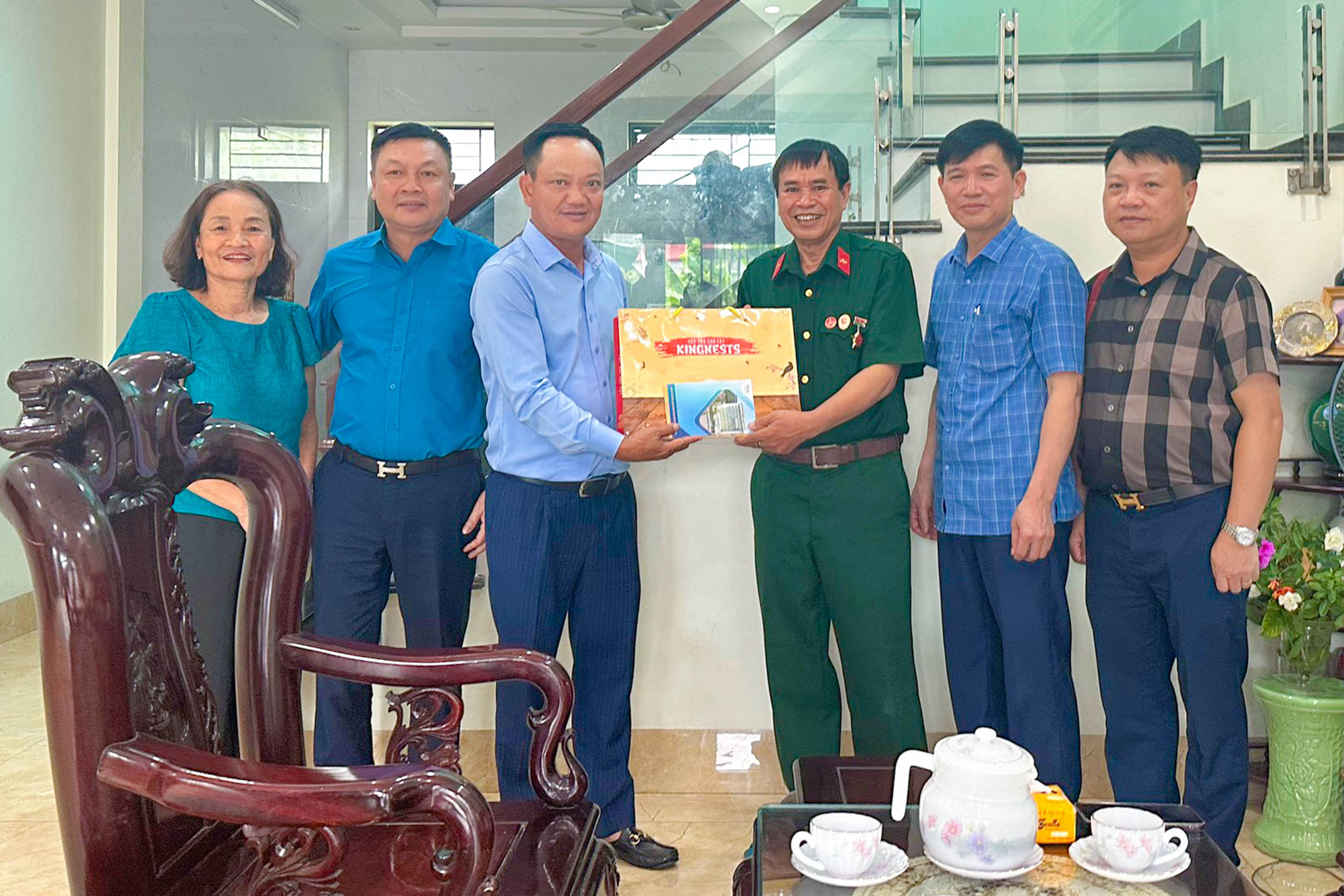 Lãnh đạo Công ty CP Kinh doanh than Cẩm Phả - Vinacomin thăm, tặng quà gia đình CBCNV có công với cách mạng nhân ngày Thương binh Liệt sĩ 27/7