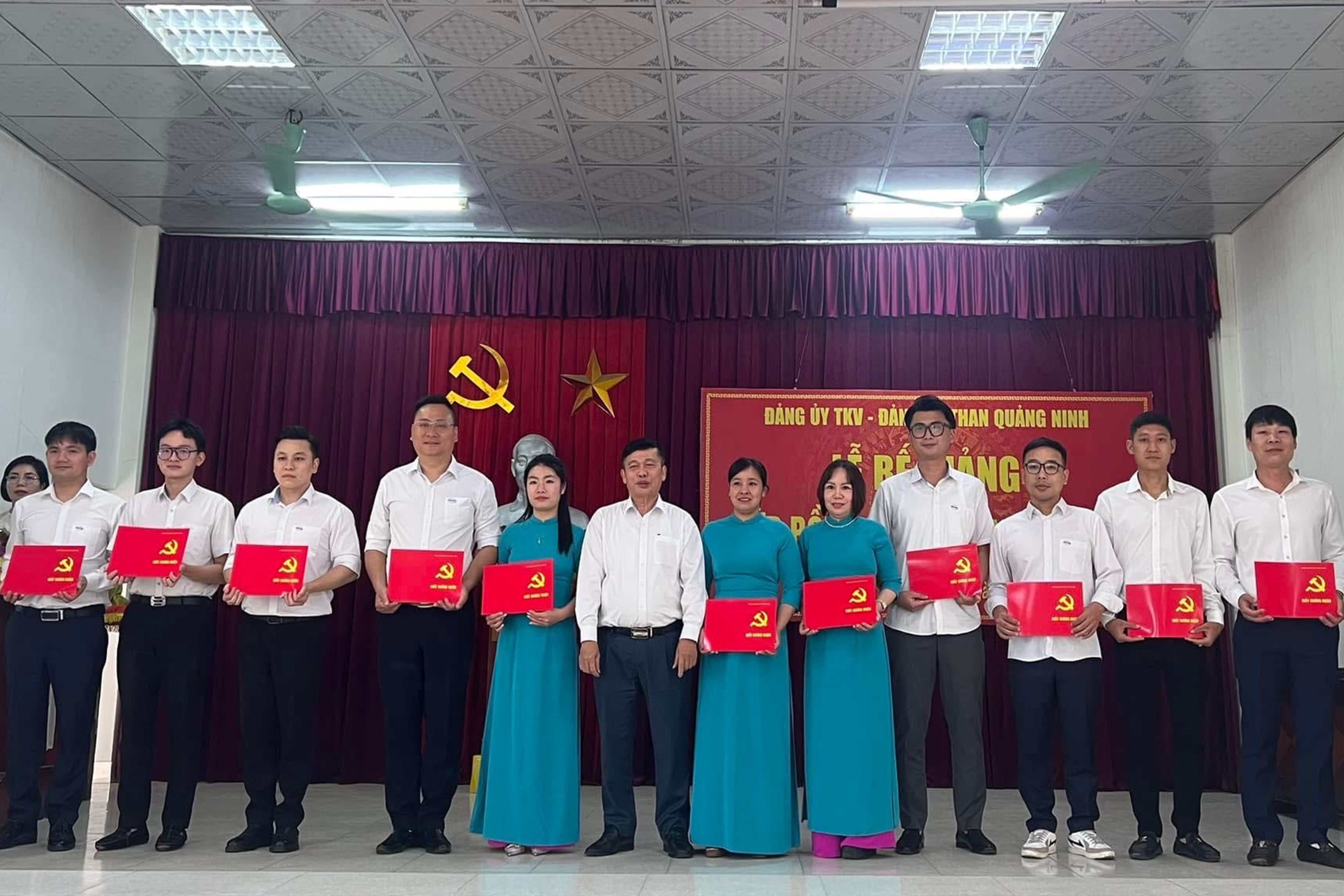 Công ty CP Kinh doanh than Cẩm Phả - Vinacomin hoàn thành chương trình bồi dưỡng nhận thức về Đảng cho quần chúng ưu tú