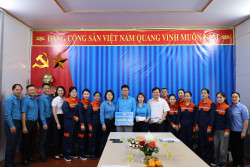 Công đoàn TKV tặng quà tập thể, cá nhân xuất sắc nhân Tháng hành động AT-VSLĐ- Tháng công nhân năm 2025