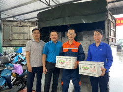 Cấp phát nước giải nhiệt cho người lao động trong mùa nắng nóng năm 2026