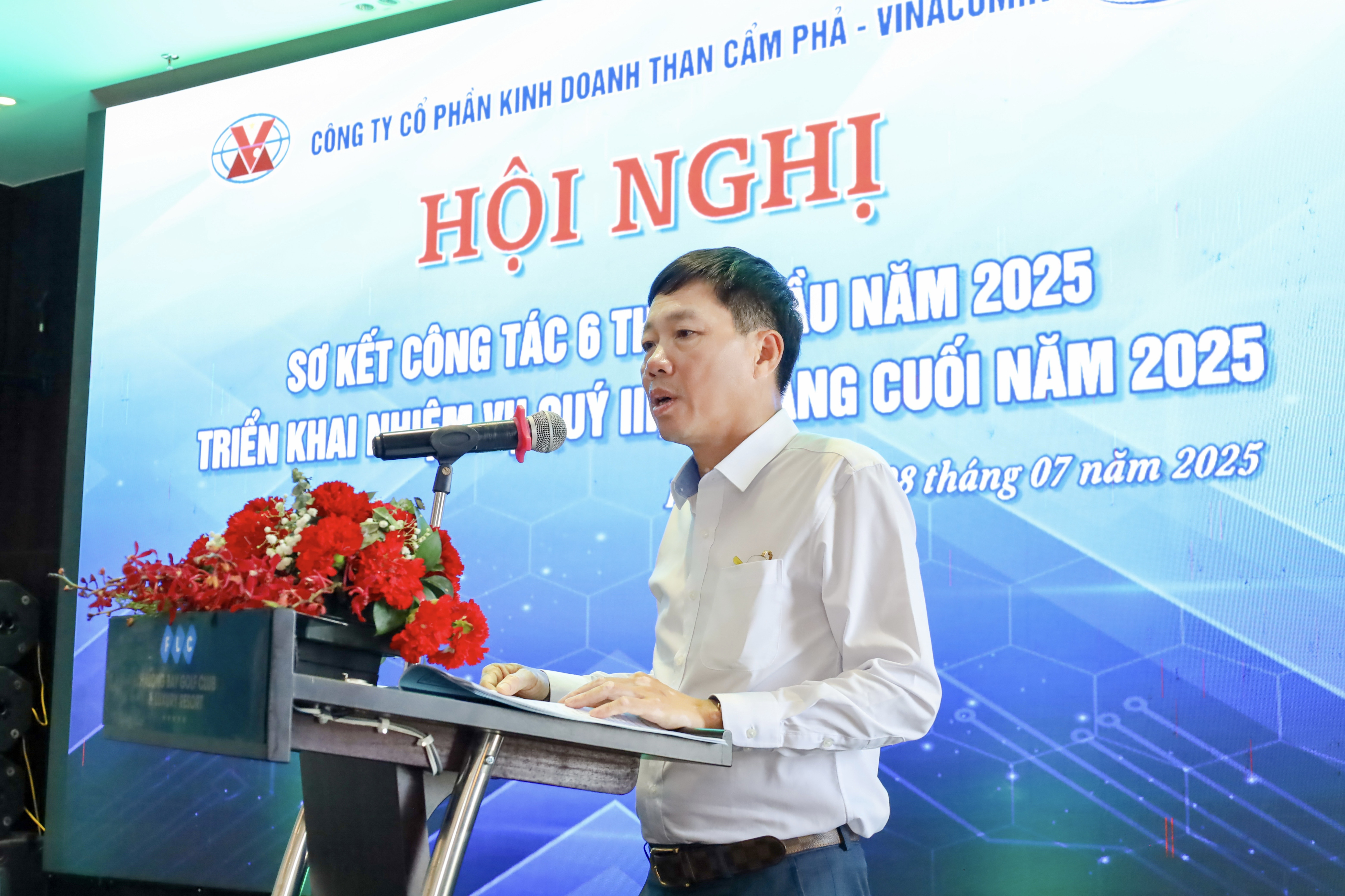 Đồng chí Vũ Văn Khẩn Chủ tịch hội đồng quản trị Công ty phát biểu tại hội nghị