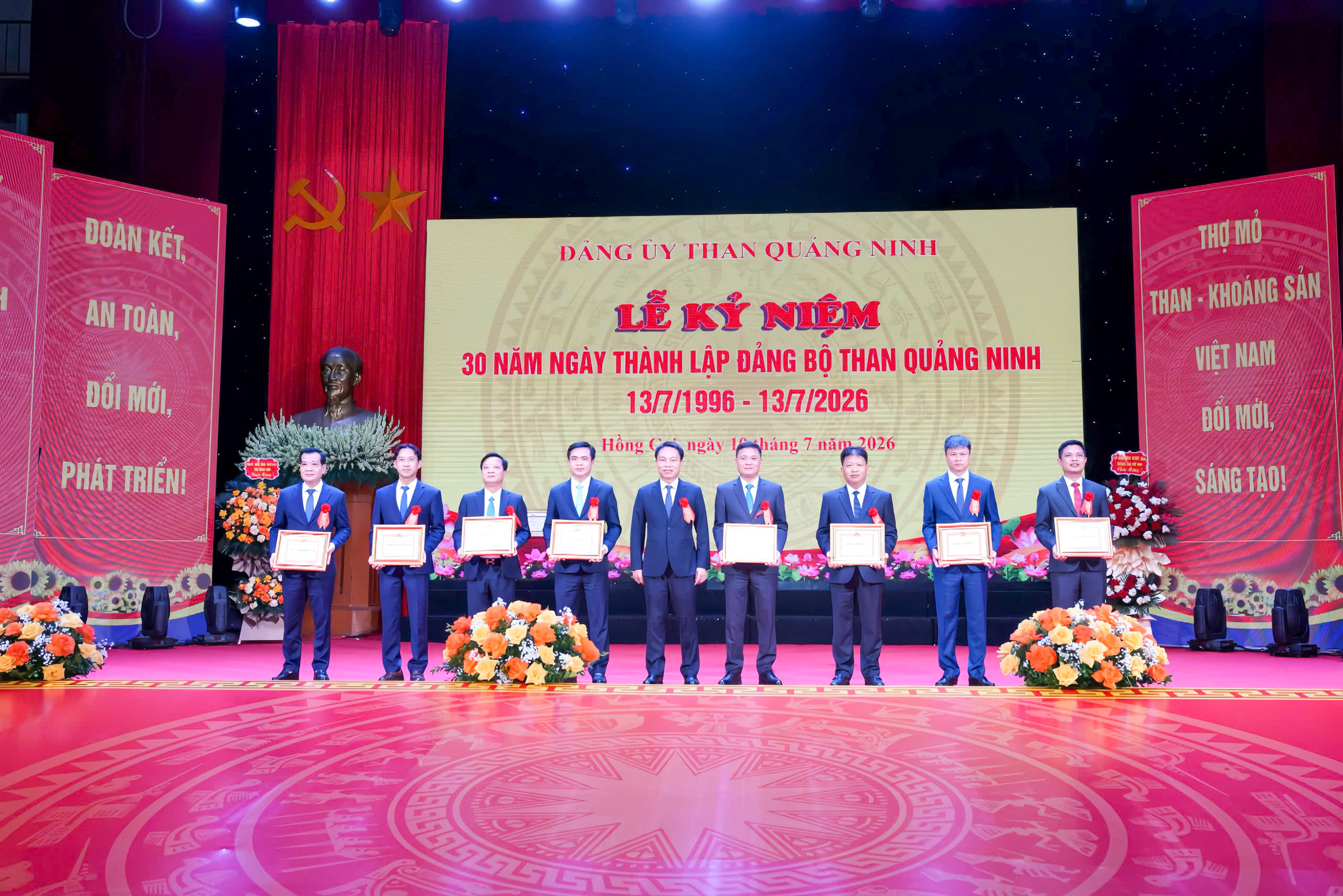 Đảng bộ Công ty Cổ phần Kinh doanh than Cẩm Phả - Vinacomin tham dự Lễ kỷ niệm 30 năm Ngày thành lập Đảng bộ Than Quảng Ninh