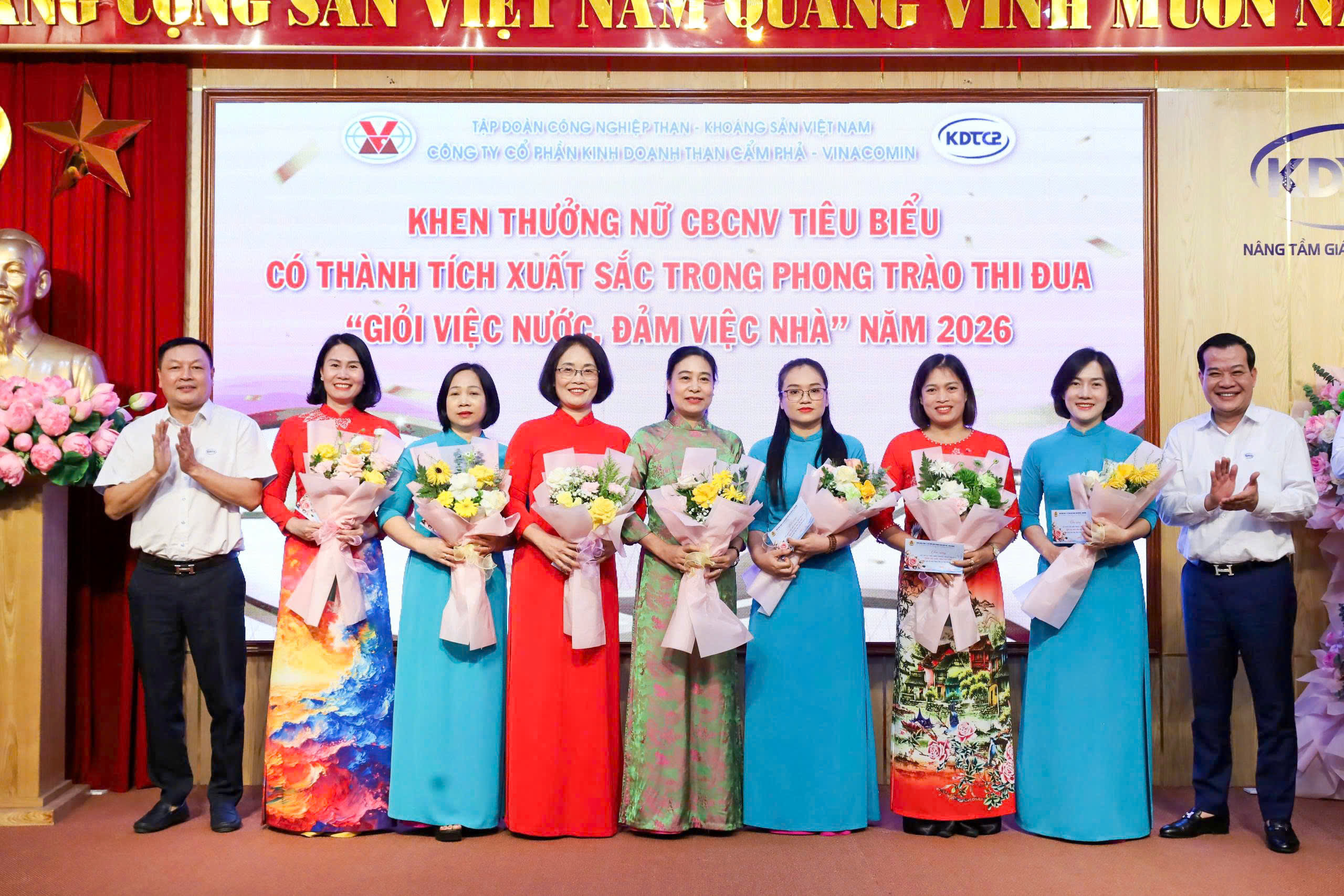 Tôn vinh những đóng góp của nữ cán bộ, công nhân viên nhân Ngày Phụ nữ Việt Nam 20/10